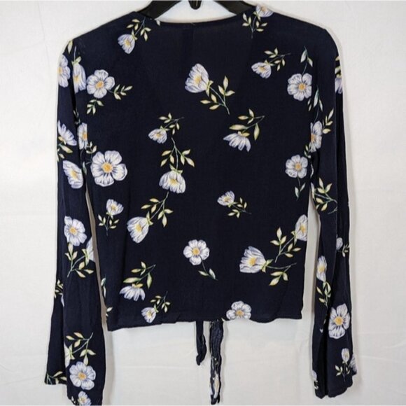 Design Lab Lord & Taylor Long Sleeve Floral Navy Cropped Top with knot , M - Picture 2 of 4